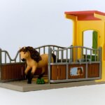 Box per Pony con Stallone Islandese 42609 - Schleich
